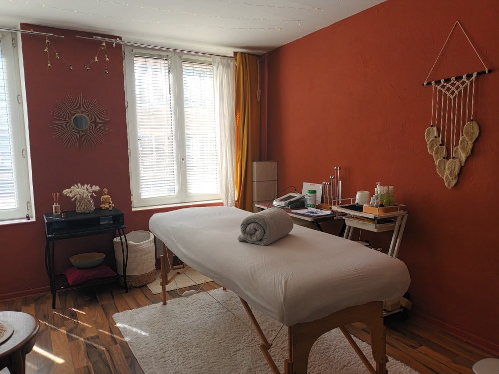 Table de massage Lux' Harmony Table de massage dans une jolie cabine décorée à l'ambiance chaleureuse