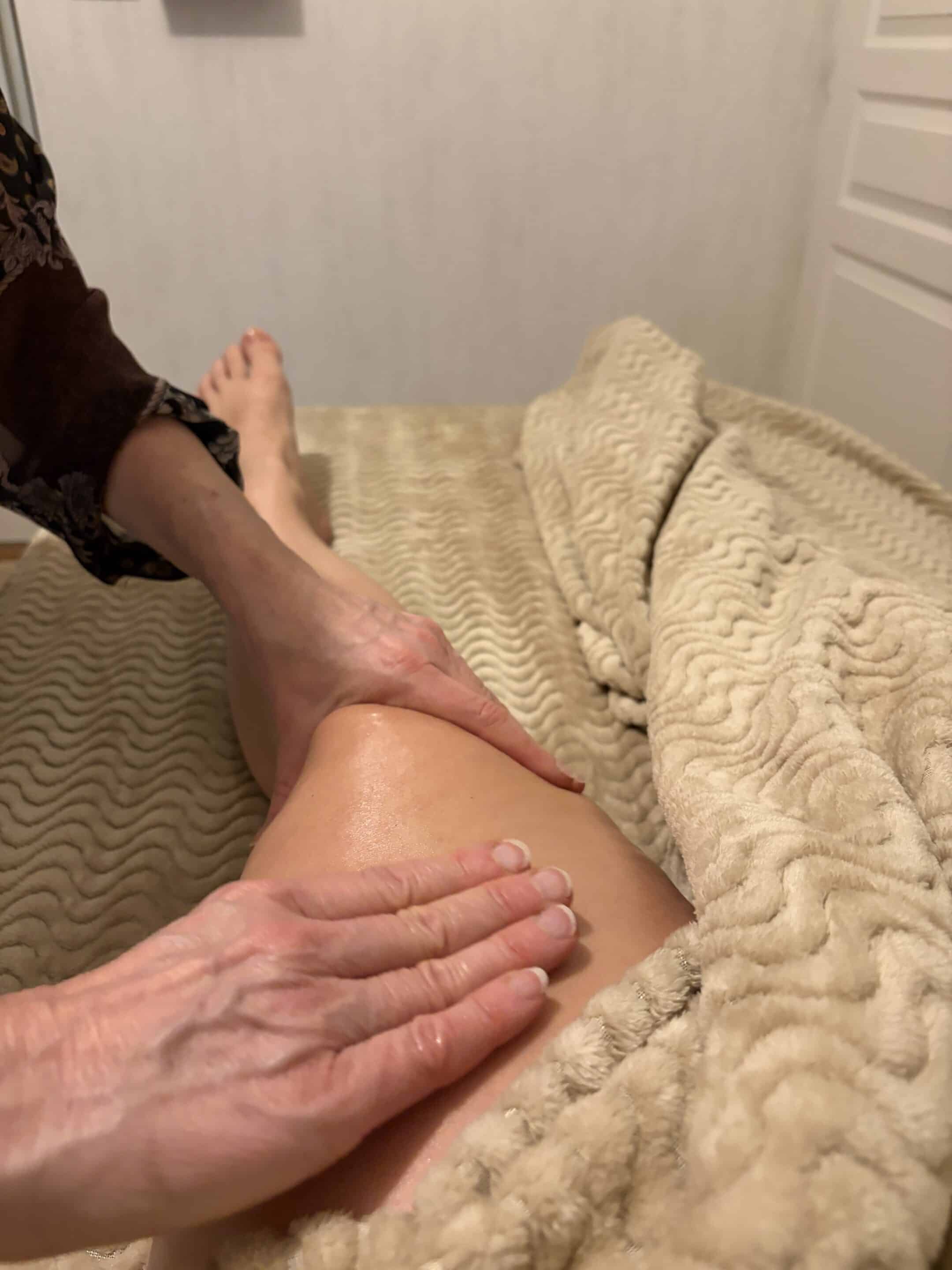 Table de massage dans une jolie cabine décorée à l'ambiance chaleureuse