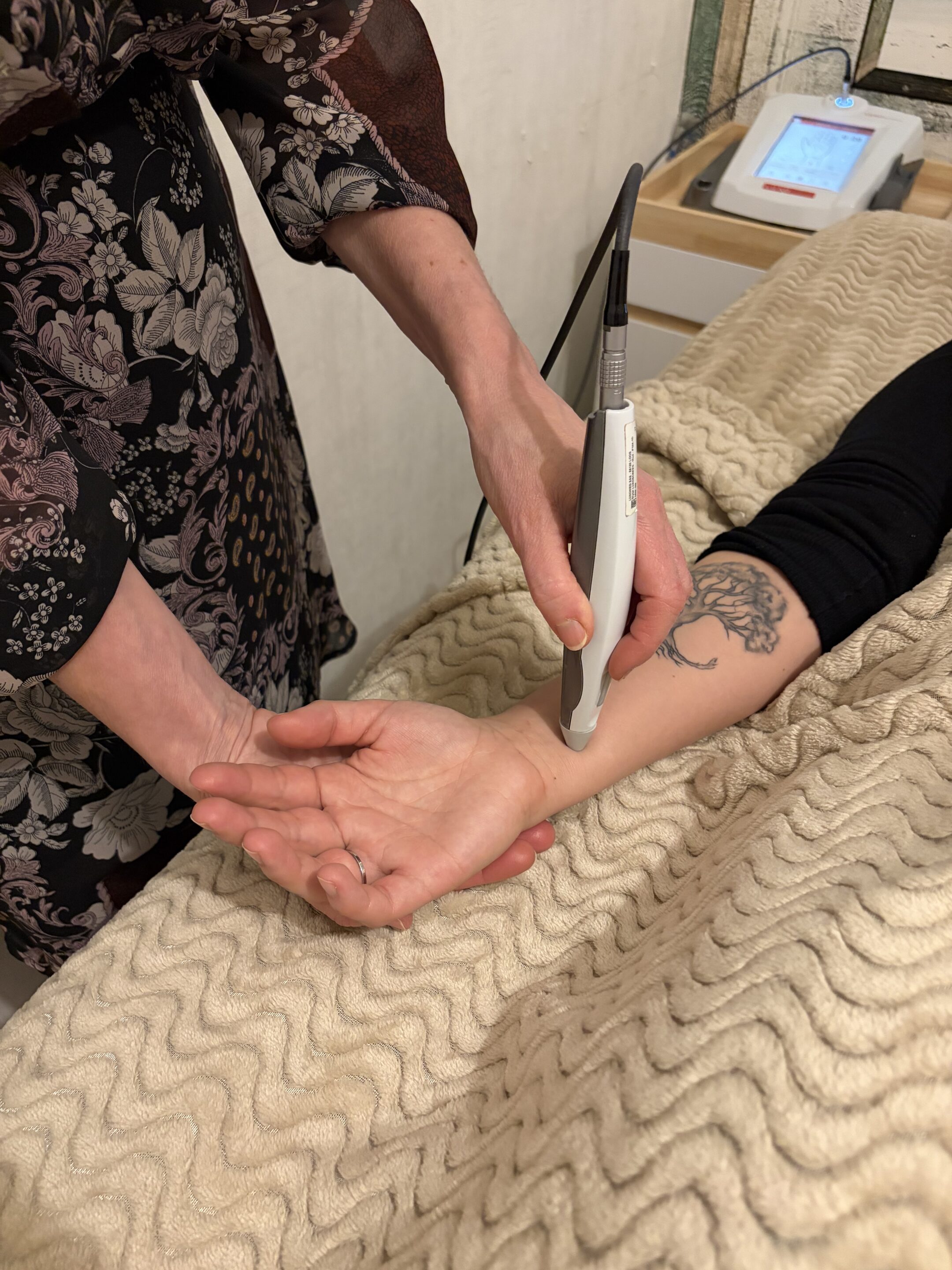 Table de massage dans une jolie cabine décorée à l'ambiance chaleureuse